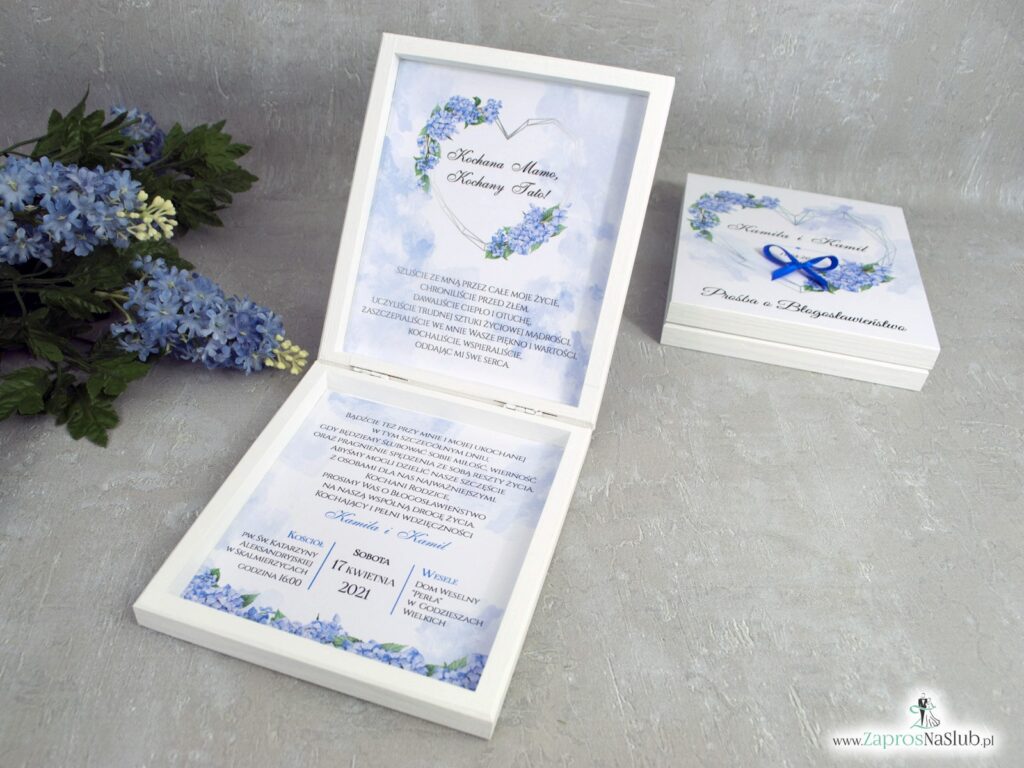 Prośba o błogosławieństwo dla rodziców w drewnianym pudełeczko z niebieskimi kwiatami hortensji i geometrycznym sercem POB-41-11
