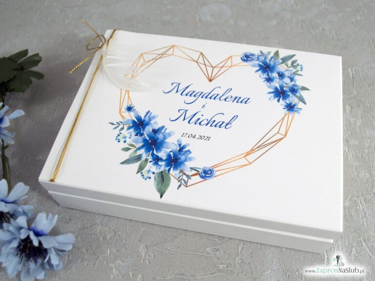 Drewniane pudełko na obrączki z geometrycznym sercem, niebieskimi kwiatami i piórkiem PNO-41-22