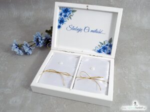 Drewniane pudełko na obrączki z geometrycznym sercem, niebieskimi kwiatami i piórkiem PNO-41-22