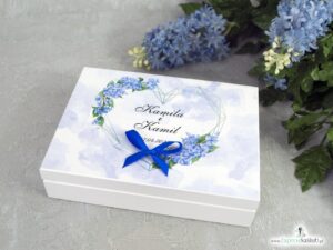 Drewniane pudełko na obrączki, szkatułka z niebieskimi kwiatami hortensji PNO-41-11