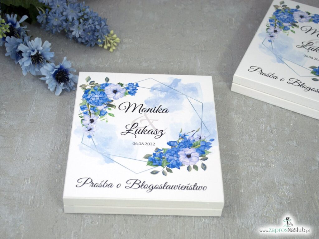 Drewniane zaproszenie dla rodziców z niebieskimi kwiatami, drewniane białe pudełeczko