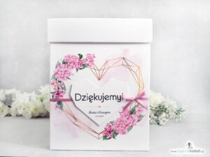 Pudełko na koperty z różowymi kwiatami hortensji i geometrycznym sercem. PNK-41-25