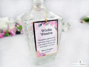 Zawieszki na alkohol z różowymi kwiatami hortensji na złotym papierze z efektem lustra. ZAW-41-25-2